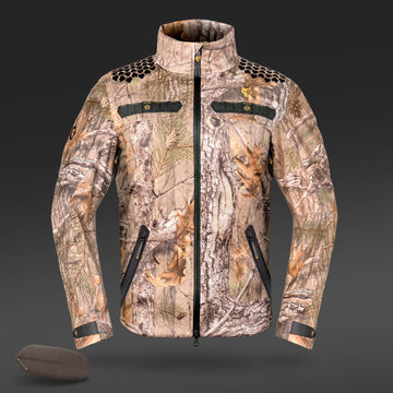 Die Hillman 5WL Ultraleichte Regenjacke besticht durch ein Camouflage-Muster mit Waldmotiven, Baumrinde und Blättern. Sie verfügt über schwarze Reißverschlüsse, ein kleines rundes Logo am linken Arm und eine passende Tasche zur einfachen Aufbewahrung.