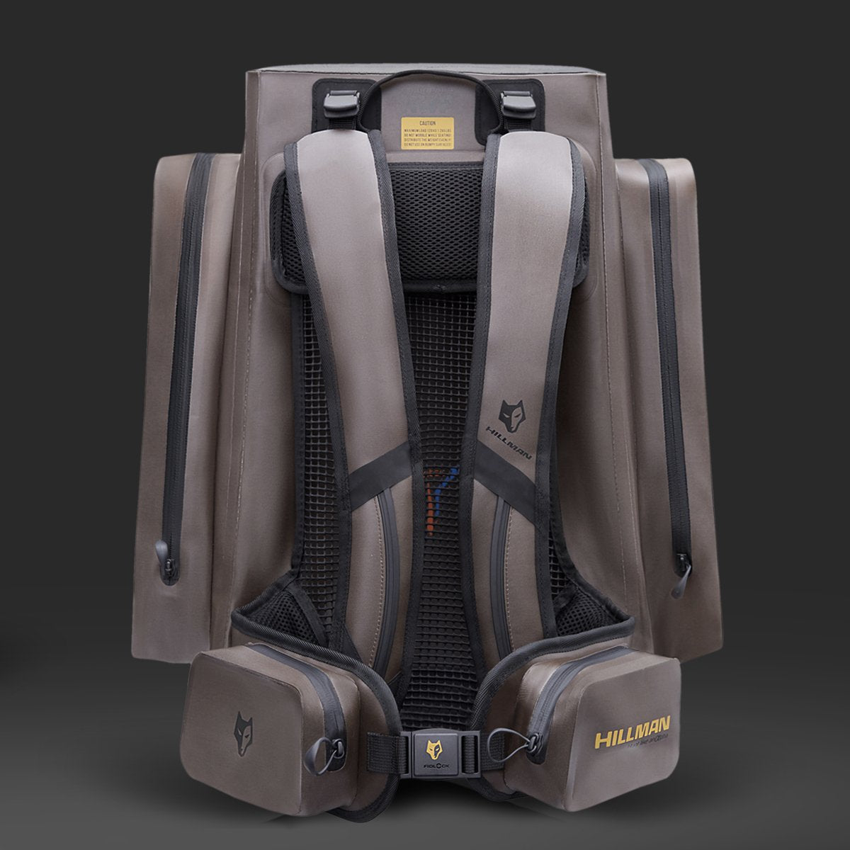 Wir präsentieren den wasserdichten Rucksack Stuhl Chairpack XWP40 von Hillman, einen eleganten grau-schwarzen Jagd-Sitzrucksack mit modernem Design. Er verfügt über gepolsterte Schultergurte, mehrere Fächer, Fronttaschen und das „Hillman“-Logo auf den Gurten – perfekt für jeden Outdoor-Abenteuer vor dunkelgrauem Hintergrund.