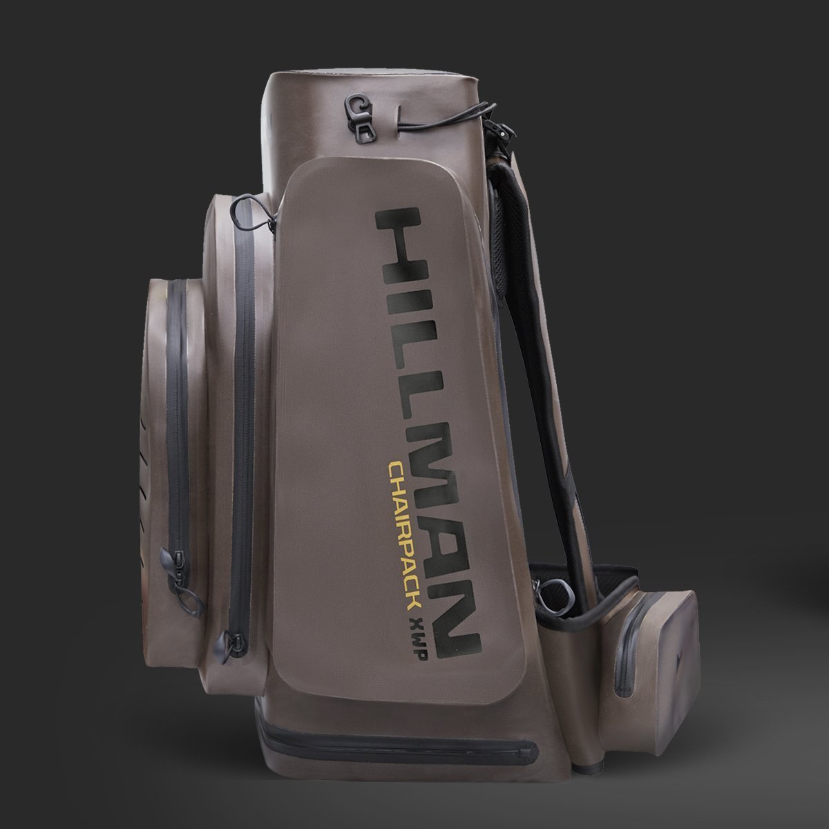 Ein großer, brauner Hillman Sitzrucksack - Wasserdichter Jagd Rucksack Stuhl XWP40 mit mehreren Fächern ist aufrecht vor einem schlichten dunklen Hintergrund abgebildet.