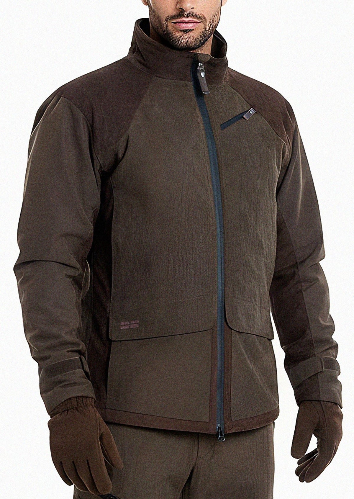 Ein Mann, der die Hillman Jagdjacke Herren Winter - Wasserdicht & Warm | Fusion™ mit Duraheat-Isolierung, hohem Kragen, Frontreißverschluss, Brusttasche und Handschuhen trägt, steht vor einem schlichten weißen Hintergrund. Sein Gesicht ist teilweise sichtbar.