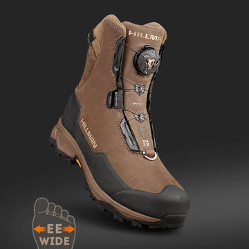 Stiefel für breite Füße - Der Jagdstiefel Herren Winter - Wasserdicht | Alpha 2.0 Aerogel™ Wanderstiefel, Weite EE (Breit), ist auf einem dunklen Hintergrund abgebildet, der seine robuste Sohle, die schwarze Zehenkappe, die Metallschnürhaken und das Schnellschnürsystem hervorhebt.