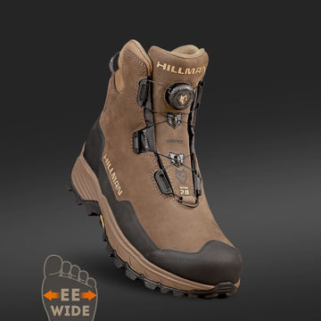 Stiefel für breite Füße - Ein brauner Jagdstiefel Wasserdicht - Herren Jagdschuhe mit HILLMAN Branding, strapazierfähiger Sohle, verstärktem Zehenbereich, BOA-Schnürsystem, EE (Breit) Fit Symbol und Alpha DryHunt™ Technologie. Der Hintergrund hat einen dunklen Farbverlauf.
