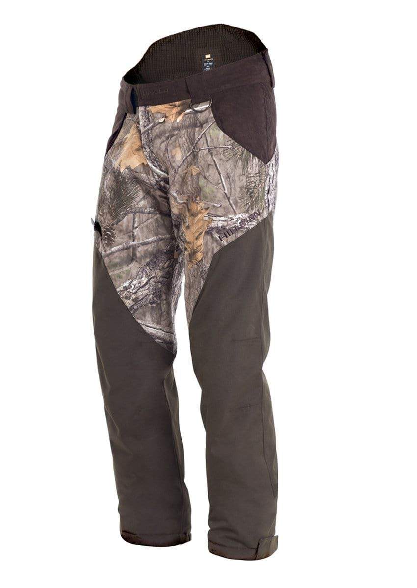 Die Jagdhose Fusion von Hillman ist eine Camouflage-Hose mit braun-grünem Baum- und Blättermuster. Die Innenseiten der Beine und der hintere Bund sind dunkelgrün. Die wasserdichte Atmotec Membran bietet zusätzlichen Wetterschutz und macht sie ideal für Outdoor-Aktivitäten.