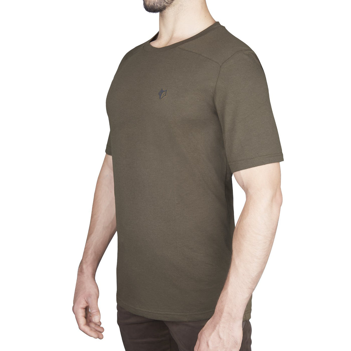 Eine Person trägt ein olivgrünes Hillman 1UL Kurzarm-T-Shirt aus antibakteriellen Bambusfasern mit einem kleinen Logo auf der Brust. Sie steht vor einem schlichten Hintergrund, vom Oberkörper aufwärts gesehen, mit entspannt hängenden Armen.