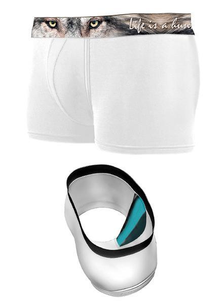 Hillman Herren-Boxershorts mit Wolfsmotiv und dem Schriftzug „Life is a Hunt“ am Bund, aus antibakteriellem Material. Perfekt abgestimmt auf futuristische Slipper in Metallic und Blaugrün.