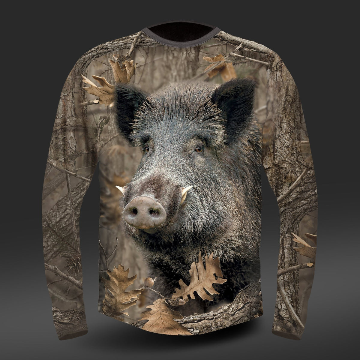 Das Langarm-T-Shirt „DGT Baumwolle Jagd T-Shirt mit Wildschwein“ von Hillman verfügt über einen realistischen Wildschweinaufdruck mithilfe fortschrittlicher Digitaldruck-Technologie, wobei sich das Wildschwein in einen waldartigen Hintergrund einfügt und so für natürliche Tarnung sorgt.