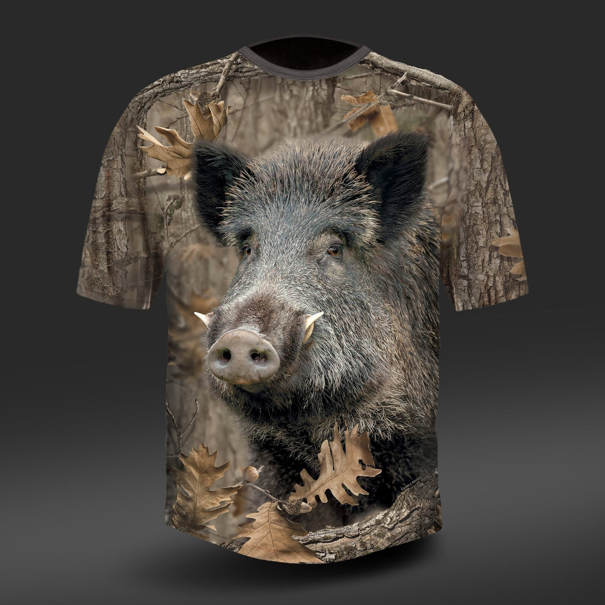 Das Hillman T-Shirt Kurzarm besticht durch ein realistisches Wildschwein-Design im hochwertigen Digitaldruck. Im Kontrast zu Blatt- und Rindenmustern präsentiert es sich in einer dunklen Waldfarbgebung auf hautfreundlicher ägyptischer Baumwolle.
