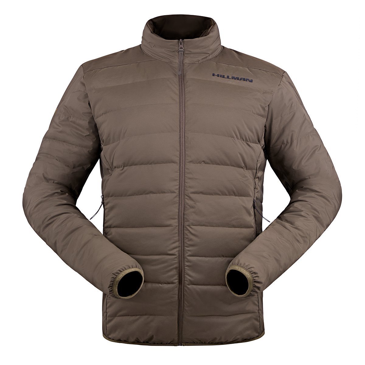 Die Hillman 4IL Winter Daunenjacke, eine leichte, wattierte Jacke in Braun, bietet hervorragenden Kälteschutz mit hohem Kragen und durchgehendem Frontreißverschluss. Sie verfügt über dezente horizontale Nähte, seitliche Reißverschlusstaschen und das Markenlogo auf der linken Brustseite – perfekt für Jagdbekleidung.