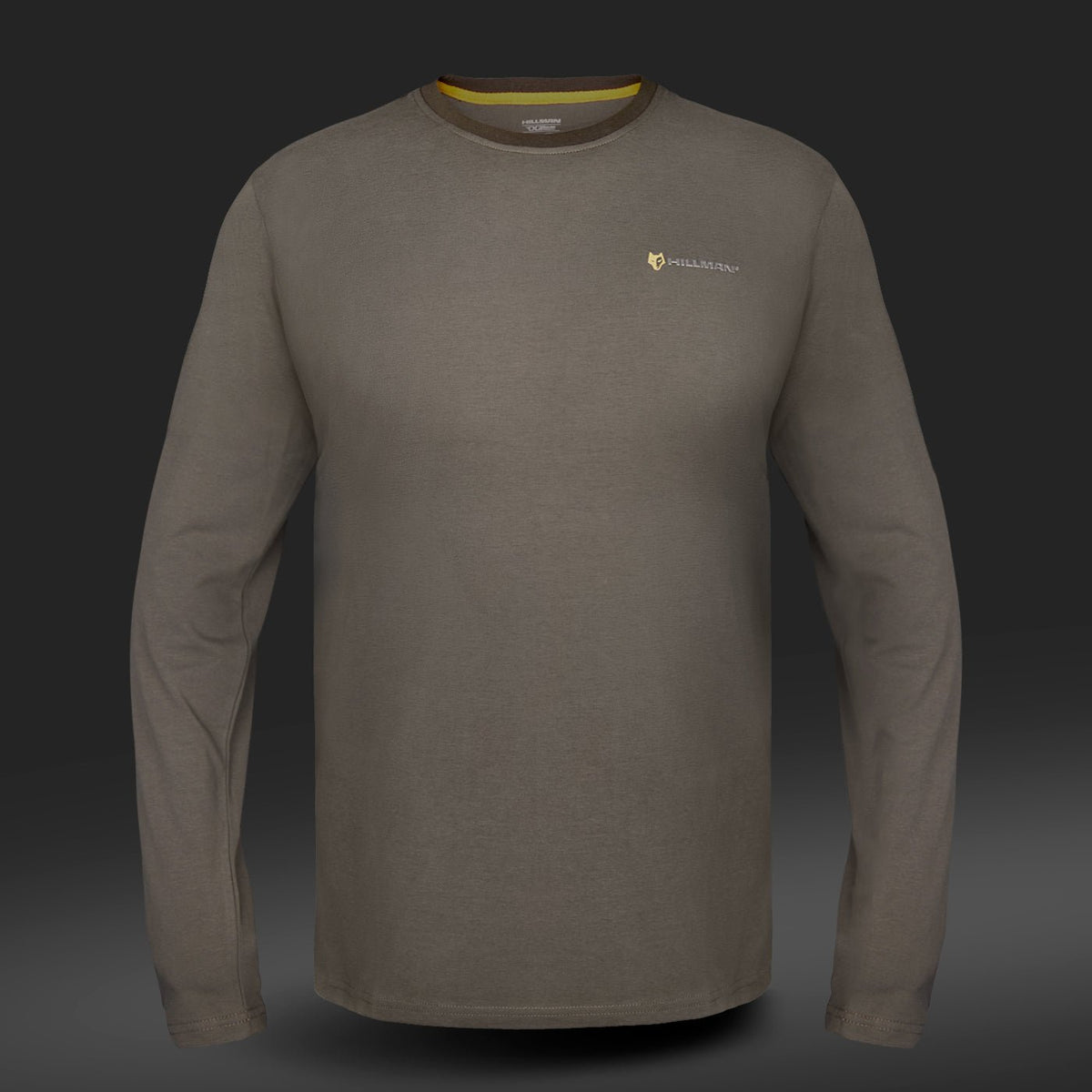 Das Hillman Baumwoll-T-Shirt Langarm – DGT Baumwolle Jagd ist olivgrün, hat lange Ärmel und einen runden Ausschnitt. Es besteht aus ägyptischer Baumwolle und verfügt über ein kleines Logo auf der Brust und umgeschlagene Ärmel vor einem dunklen Hintergrund mit Farbverlauf.