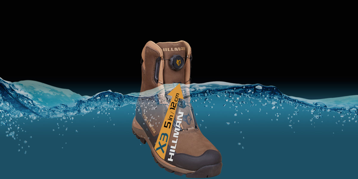 Ein brauner Outdoor-Schuh, der teilweise in Wasser getaucht ist, vor einem schwarzen Hintergrund. Der Schuh hat eine schwarze Sohle, ein rundes Logo und ein auffälliges gelbes Etikett mit der Aufschrift „X3 5 in 12 cm“. Blasen umgeben den Schuh und betonen seine Wasserfestigkeit.