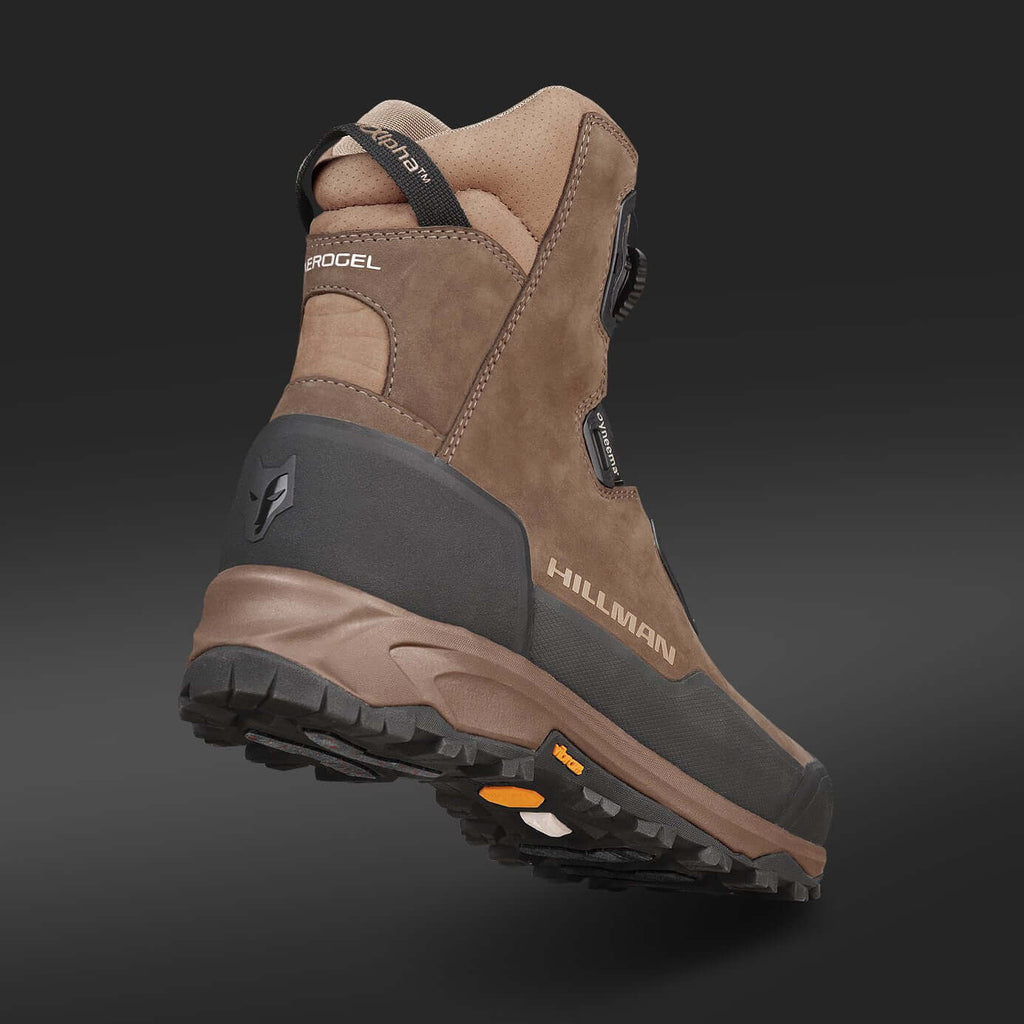 Der Hillman Vorbestellung 2.0 ALPHA AEROGEL Jagdstiefel, abgebildet in Braun und Schwarz mit robustem Profil, ist schräg dargestellt und hebt den Absatz, die Sohle und die seitlichen Details vor einem dunklen Hintergrund hervor. Lieferung bis zum 20.07.2025.