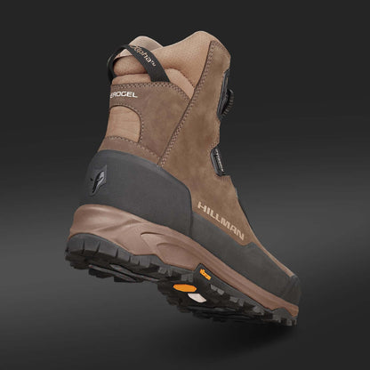 Der Hillman Vorbestellung 2.0 ALPHA AEROGEL Jagdstiefel, abgebildet in Braun und Schwarz mit robustem Profil, ist schräg dargestellt und hebt den Absatz, die Sohle und die seitlichen Details vor einem dunklen Hintergrund hervor. Lieferung bis zum 20.07.2025.