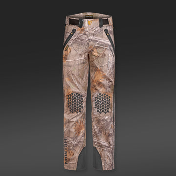 Die wasserdichte Regenhose Hillman 5WL ist die perfekte Wahl für Outdoor-Enthusiasten. Sie besticht durch ihr Camouflage-Design mit Reißverschlusstaschen und verstärkten Knienähten. Diese wasserdichte Jagdhose fügt sich nahtlos in die Wildnis ein.