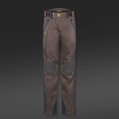 Die 5WL Wasserdichte Regenhose von Hillman ist eine ultraleichte braune Hose mit verstärkten Kniebesätzen, blauen Akzenten, Gürtelschlaufen, Reißverschlusstaschen und Jagdhosen-Branding auf dem Oberschenkel vor dunklem Hintergrund.