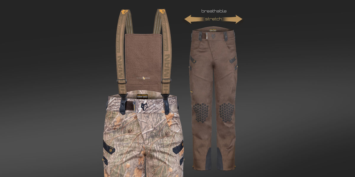 Abgebildet sind zwei Jagdhosen. Eine Hose hat ein Camouflage-Muster und Hosenträger, die andere ist einfarbig braun und hat verstärkte Kniebesätze. Pfeile heben Eigenschaften wie Atmungsaktivität und Dehnbarkeit hervor.