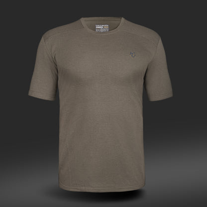 Das Hillman 1UL Kurzarm-T-Shirt präsentiert sich vor einem dunklen Farbverlaufshintergrund. Dieses schlichte olivgrüne Shirt aus antibakteriellen Bambusfasern hat kurze Ärmel und ein dezentes Logo auf der linken Brustseite und verbindet Stil mit Funktionalität.