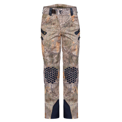 Die Hillman 6OL Winter-Jagdhose Camouflage verfügt über ein Waldmuster mit schwarzen Knieflicken, mehreren Taschen und verstärkten Bereichen für wasserdichten Schutz.