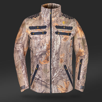 Die Hillman 6OL Winter-Jagdjacke in Camouflage besticht durch ein realistisches Baumrinden- und Blattmuster auf dunklem Grund, ergänzt durch schwarze Reißverschlüsse und Taschen. Der hohe Kragen und die gelben Akzente machen sie perfekt für jedes Jagderlebnis.
