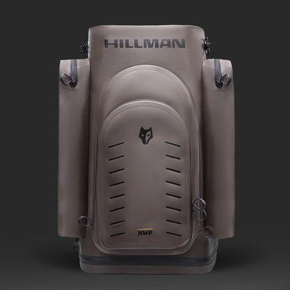 Der schlichte, graue Hillman Sitzrucksack - Wasserdichter Jagd Rucksack Stuhl XWP40 steht aufrecht vor einem dunklen Hintergrund und präsentiert sich mit mehreren Fächern, Seitentaschen und einem Wolfslogo. Dieser moderne Rucksack vereint minimalistisches Design mit bester Outdoor-Performance.
