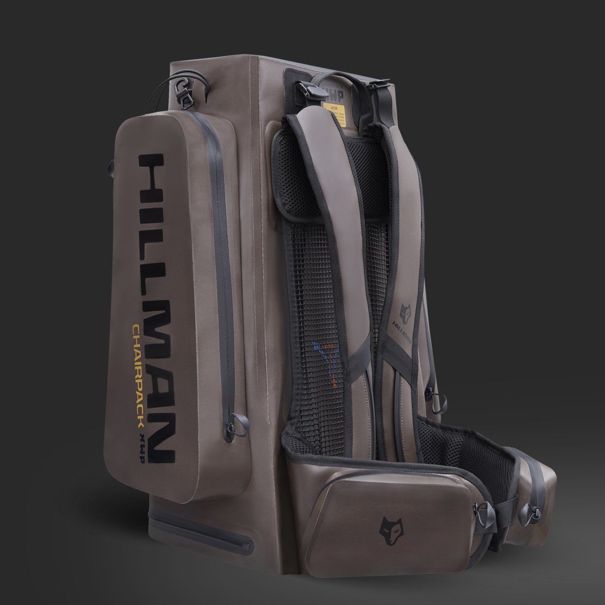 Der Hillman Sitzrucksack - Wasserdichter Jagd Rucksack Stuhl XWP40 ist ein grau-schwarzer Rucksack mit dicken Schulterriemen, Hüftgurt, Netzpolsterung, mehreren Fächern und einer Seitentasche mit der Aufschrift "HILLMAN CHAIRPACK HUB".