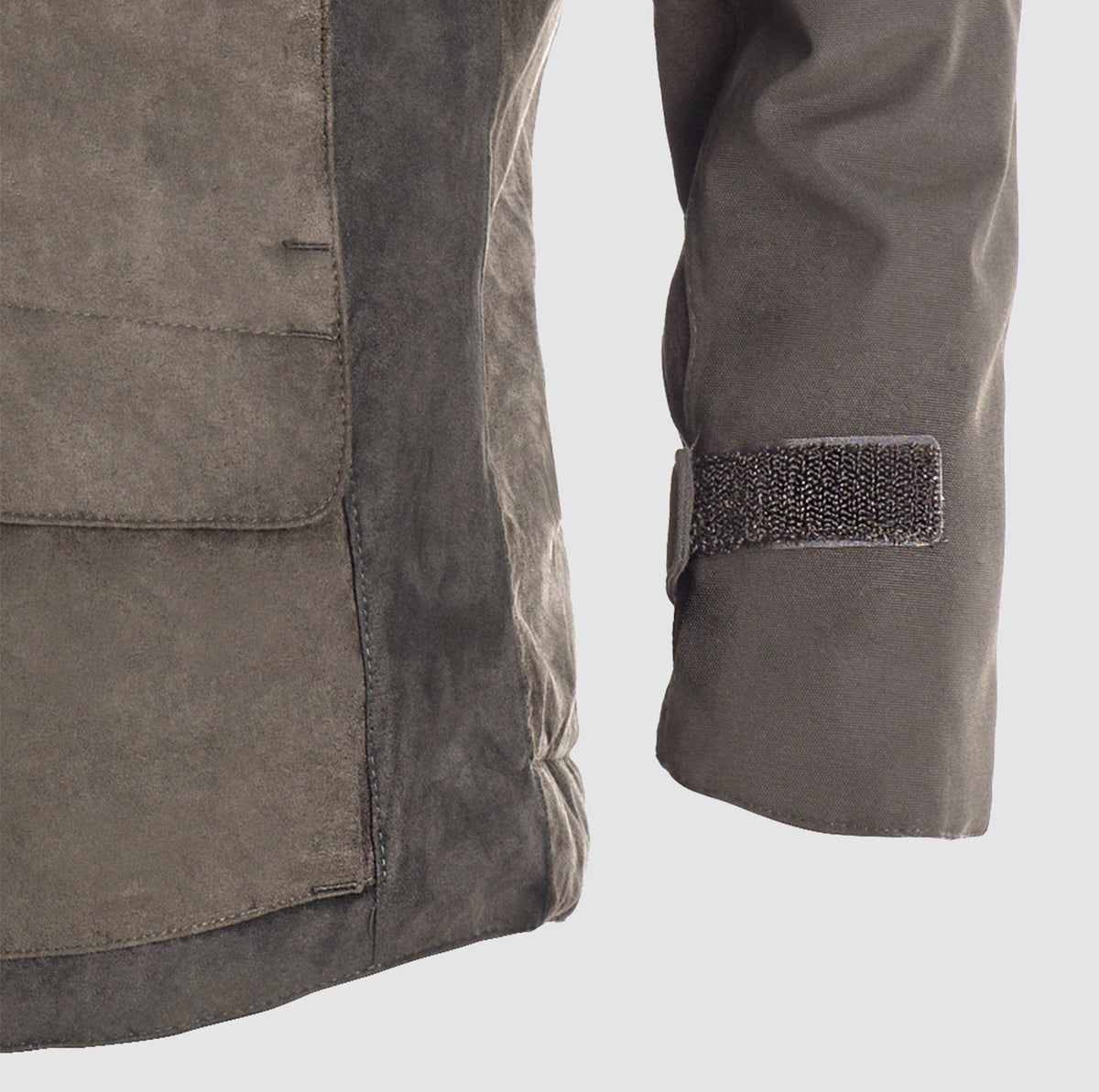 Nahaufnahme der Hillman Jagdjacke Herren Winter - Wasserdicht & Warm | Fusion™-Ärmel mit Klettverschluss und Fronttasche. Zu sehen sind strukturiertes Gewebe, präzise Nähte und Cordura-Verstärkungen für zusätzliche Strapazierfähigkeit.