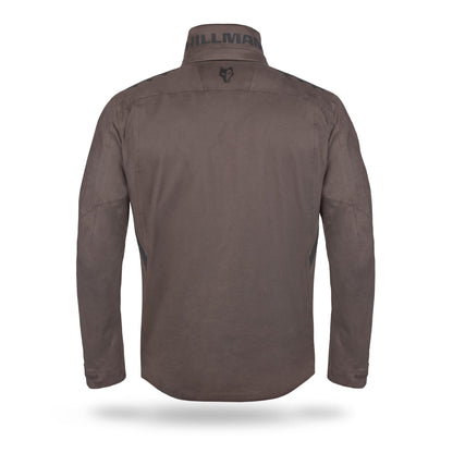 Rückansicht der dunkelbraunen, langärmeligen 5WL Ultraleichten Regenjacke von Hillman mit hohem Kragen. Markenname und Logo sind auf dem oberen Rücken und Kragen zu sehen. Das elegante Jagdjacken-Design mit zwei Seitennähten verbindet Stil und Funktionalität.