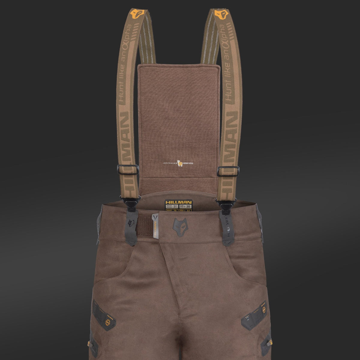 Die Hillman 6OL Winter Jagdhose Camouflage verfügt über verstellbare Hosenträger mit Logo-Muster, verstärkte Knie und mehrere Taschen. Diese robuste Tarnhose bietet einen langlebigen Look und ist ideal für Outdoor-Aktivitäten.