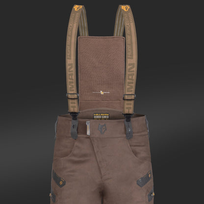 Die Hillman 6OL Winter Jagdhose Camouflage verfügt über verstellbare Hosenträger mit Logo-Muster, verstärkte Knie und mehrere Taschen. Diese robuste Tarnhose bietet einen langlebigen Look und ist ideal für Outdoor-Aktivitäten.