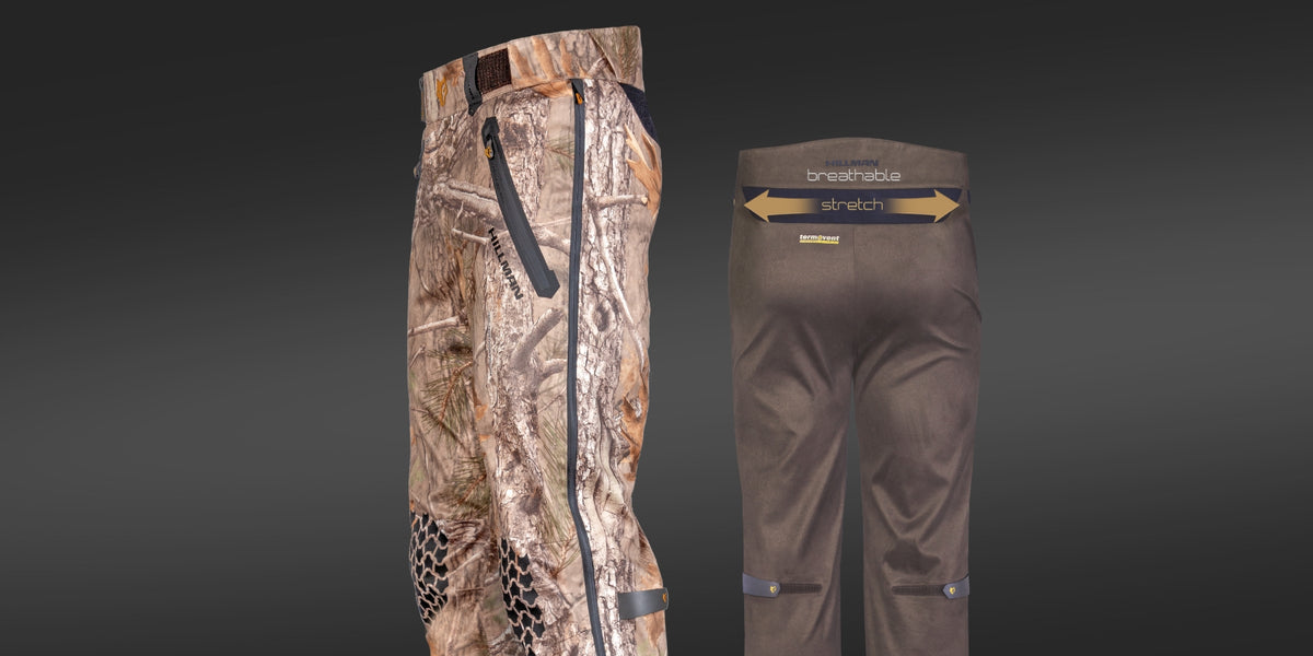 Es werden zwei Hosen gezeigt. Die linke Hose hat ein Camouflage-Muster mit Mesh-Belüftung. Die rechte Hose ist einfarbig braun mit dem Schriftzug „atmungsaktiv“ und „elastisch“ am Hosenbund. Beide Hosen sind vor einem dunklen Hintergrund zu sehen.