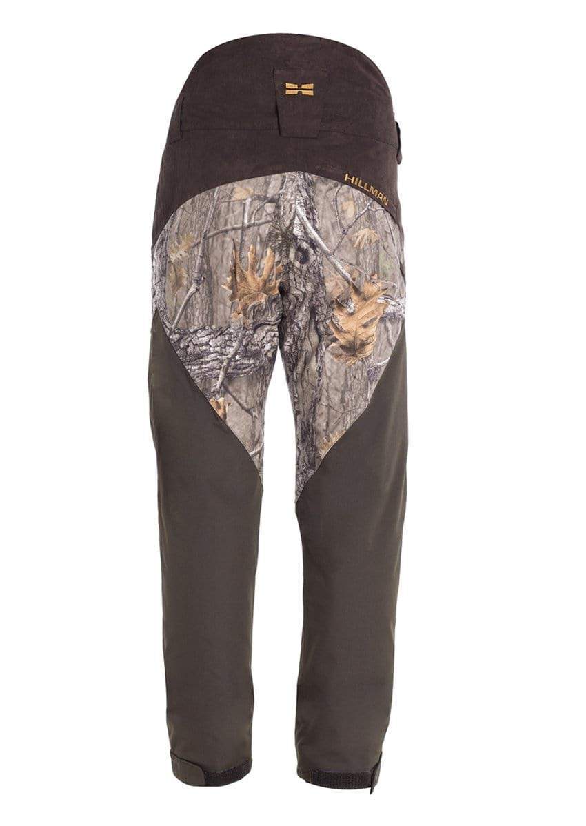 Die Hillman Jagdhose Fusion besticht durch dunkelgrüne und waldige Blattmuster mit wasserdichter Atmotec-Membran und bietet ultimative Outdoor-Beständigkeit. Das robuste Material passt sich nahtlos in die Waldumgebung ein, während die Rückseite mit ihren verschiedenen Texturen für Vielseitigkeit sorgt.
