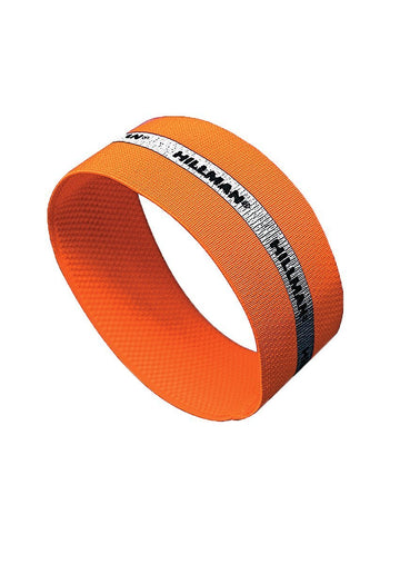 Das Hundehalsband Jagd von Hillman ist ein orangefarbenes, rundes Hundehalsband mit strukturierter Oberfläche und einem Sicherheits-Multitape-Design. Es besteht aus einem silber-schwarzen Band in der Mitte mit der Aufschrift „HILLMANN“ auf weißem Hintergrund.