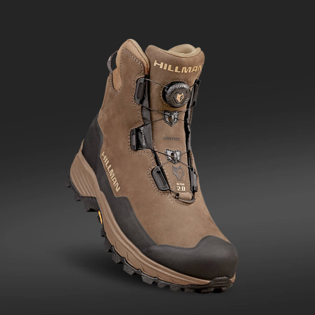 Der Hillman Vorbestellung 2.0 ALPHA DRYHUNT Jagdstiefel, inspiriert von wasserdichten Jagdstiefeln, zeichnet sich durch ein robustes Profil, eine verstärkte Schuhspitze und eine sichere Schnürung aus, dargestellt auf einem schlichten dunkelgrauen Hintergrund. Lieferung bis 20.07.2025.
