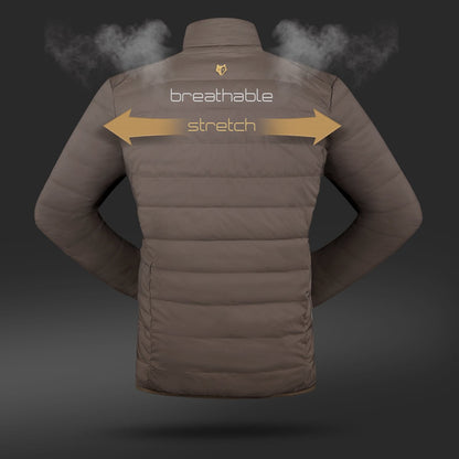Die 4IL Winter Daunenjacke von Hillman ist eine leichte, lange und warme Jagdjacke. Sie zeichnet sich durch Atmungsaktivität mit Dampfdetail und horizontalen Stretchpfeilen auf dem Rücken aus, die sich vor einem dunklen Hintergrund abheben und so ihre hervorragende Kälteisolierung betonen.