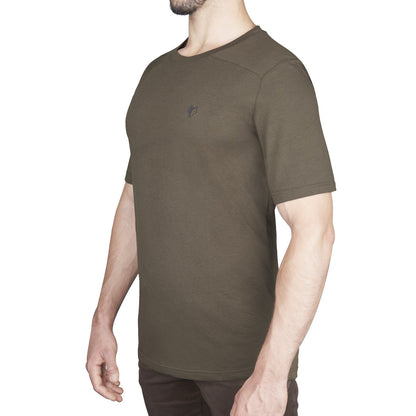 Eine Person trägt ein olivgrünes Hillman 1UL Kurzarm-T-Shirt aus antibakteriellen Bambusfasern mit einem kleinen Logo auf der Brust. Sie steht vor einem schlichten Hintergrund, vom Oberkörper aufwärts gesehen, mit entspannt hängenden Armen.