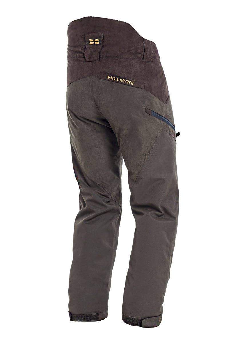 Die Hillman Vorbestellung Jagdhose Fusion Winterhose | OAK ist eine strapazierfähige, wasserdichte Outdoorhose in Dunkelgrau und Braun mit verstärkten Einsätzen, Seitentasche, verstellbaren Knöchelriemen und einem Logo auf der Rückseite – ideal für die Jagd unter rauen Bedingungen.