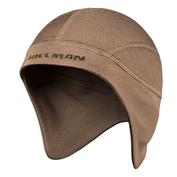 Eine braune THERMOMÜTZE – [16μm] MERINO THERMO MÜTZE FÜR JAGD von Hillman®GWR mit „HILLMAN“ in Schwarz auf der Vorderseite und Ohrenklappen für eine natürliche Wärmeregulierung wird stilvoll vor einem weißen Hintergrund präsentiert.