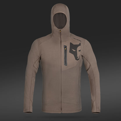 Der Hillman 3ML Jagd Hoodie ist ein Kapuzenpullover aus hellbrauner Merinowolle mit einem schwarzen Wolfslogo auf der Brust, einem Reißverschluss vorne und einer vertikalen Brusttasche mit Reißverschluss vor einem dunklen Hintergrund mit Farbverlauf.