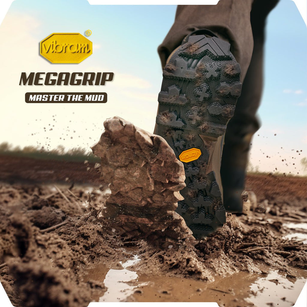 Der Hillman Vorbestellung 2.0 ALPHA DRYHUNT Jagdstiefel mit Vibram-Sohle greift auf schlammigem Boden, Schlamm spritzt auf. Der Text "Vibram MEGAGRIP MASTER THE MUD" weist auf die starke Traktion bei schlammigen Bedingungen hin. Lieferung bis 20.07.2025.