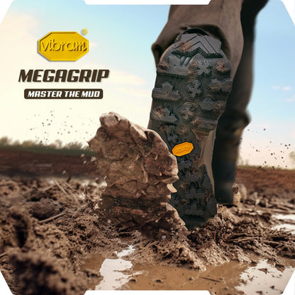 Der Hillman Vorbestellung 2.0 ALPHA DRYHUNT Jagdstiefel mit Vibram-Sohle greift auf schlammigem Boden, Schlamm spritzt auf. Der Text "Vibram MEGAGRIP MASTER THE MUD" weist auf die starke Traktion bei schlammigen Bedingungen hin. Lieferung bis 20.07.2025.