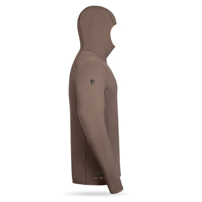 Seitenansicht eines braunen 3ML Jagd Hoodies von Hillman aus Merinowolle. Er verfügt über lange Ärmel, ein kleines Logo auf dem Oberarm, eine eng anliegende Kapuze, eine nahtlose Vorderseite und SYNERTECH™-Technologie für verbesserten Komfort und Leistung.