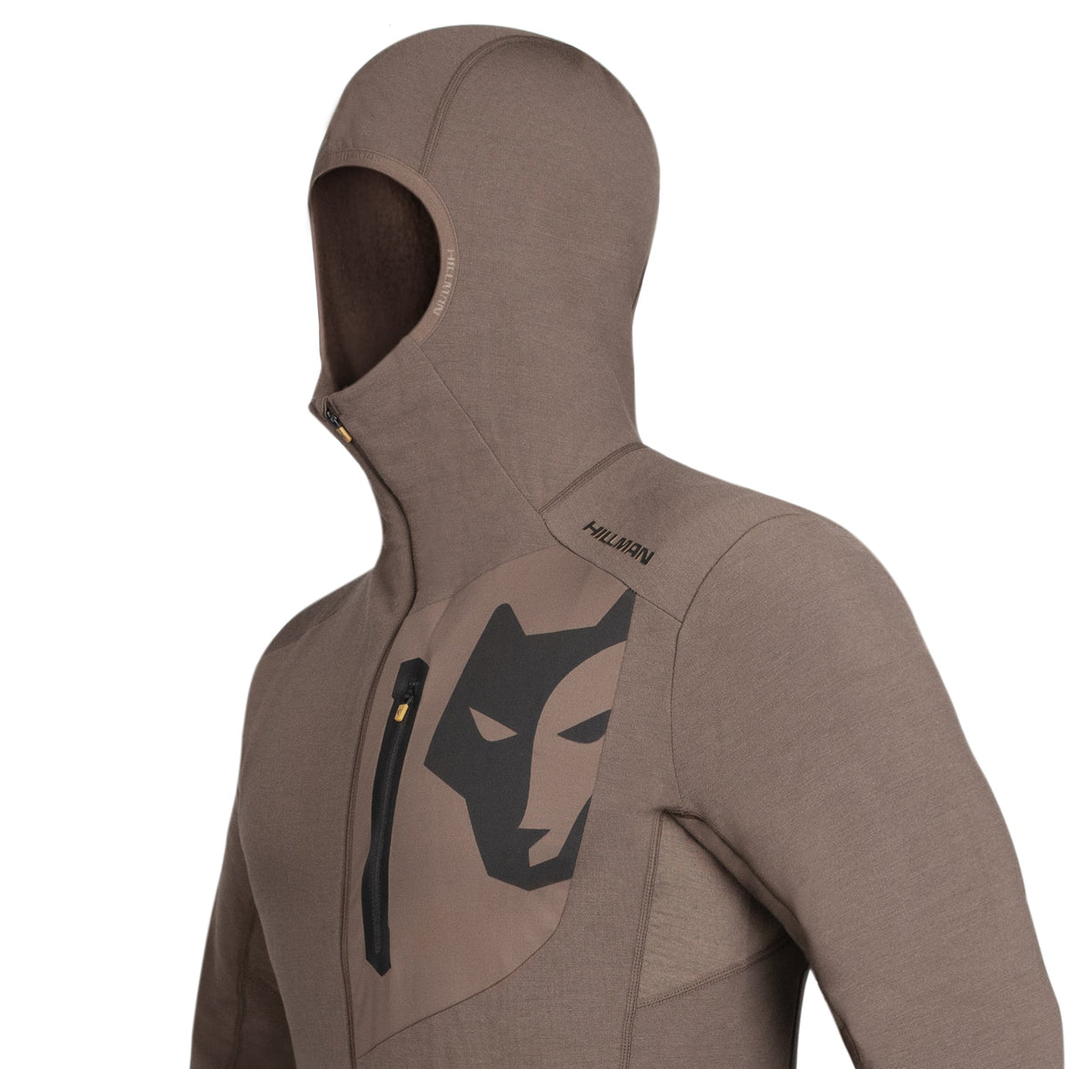 Die Schaufensterpuppe präsentiert einen Hillman 3ML Jagd Hoodie aus luxuriöser Merinowolle mit einem schwarzen Fuchsgesicht auf der Brust. Er verfügt über SYNERTECH™-Technologie und eine praktische Reißverschlusstasche vorne.