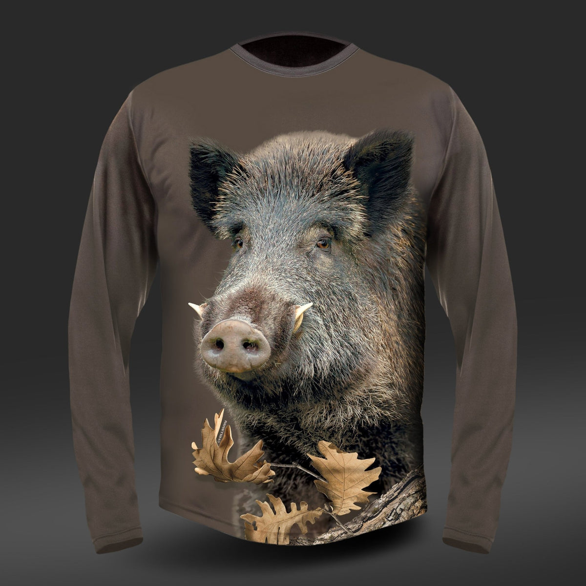 Begrüßen Sie den Herbst mit Hillmans Langarm-T-Shirt – DGT Baumwolle Jagd T-Shirt, gefertigt aus luxuriöser ägyptischer Baumwolle. Es zeigt ein Wildschweinmotiv, gedruckt mit modernster Digitaldruck-Technologie, auf dunklem Hintergrund und leuchtenden Blättern, ideal für DGT-T-Shirt-Fans.
