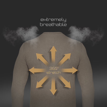 Eine Person ist von hinten in einem braunen Hillman 1UL Langarmshirt Bambus zu sehen. Acht orangefarbene Pfeile betonen die 360°-Dehnbarkeit. Oben steht „Extrem atmungsaktiv“, neben Grafiken, die auf die Vorteile von Belüftung und Feuchtigkeitsregulierung für optimalen Komfort bei der Jagd hinweisen.