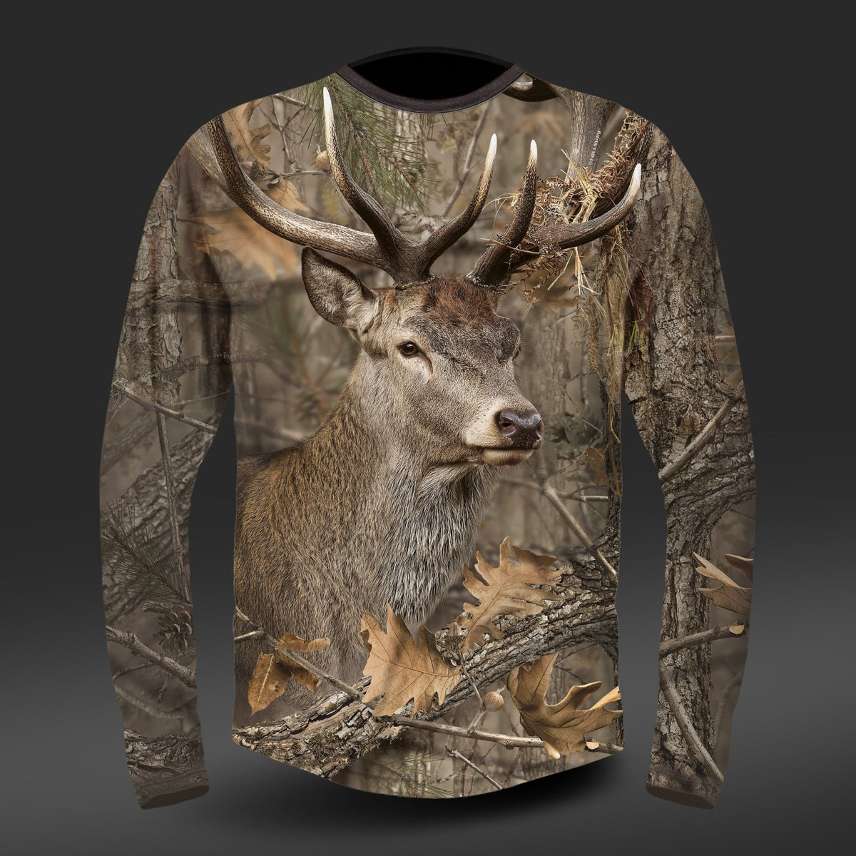 Das Hillman T-Shirt Langarm – DGT Baumwolle Jagd T-Shirt mit Hirsch zeigt einen realistischen Hirsch mit großem Geweih inmitten herbstlicher Blätter mithilfe modernster Digitaldruck-Technologie. Es besteht aus ägyptischer Baumwolle, ist weich und hat einen auffälligen Camouflage-Effekt auf dunklem Hintergrund.