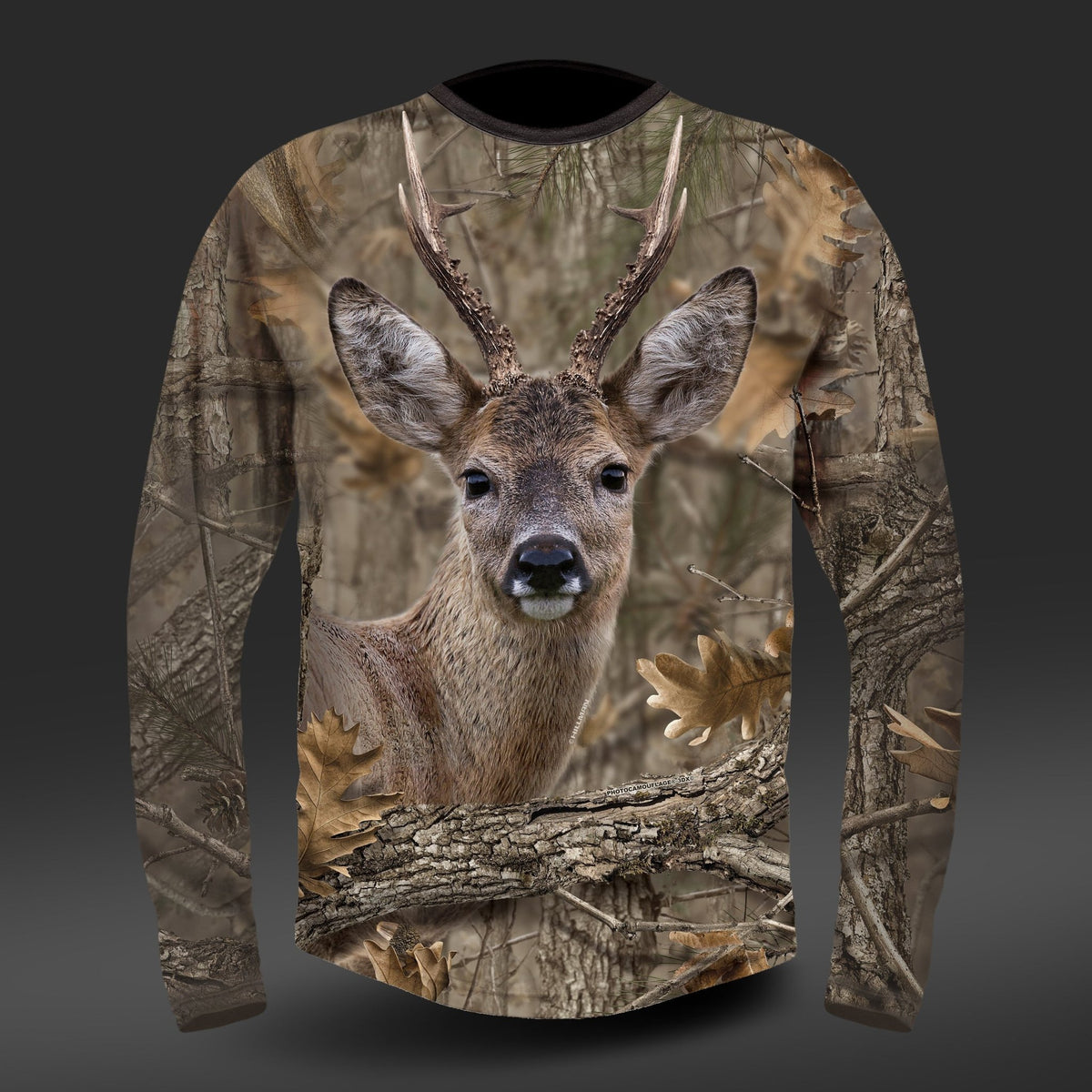 Das Langarm-T-Shirt von Hillman besteht aus ägyptischer Baumwolle und zeigt ein realistisches digitales Hirschgesicht mit Geweih. Der nahtlose Waldhintergrund aus Ästen und Blättern erzeugt dank fortschrittlicher Digitaldruck-Technologie einen natürlichen Camouflage-Effekt.