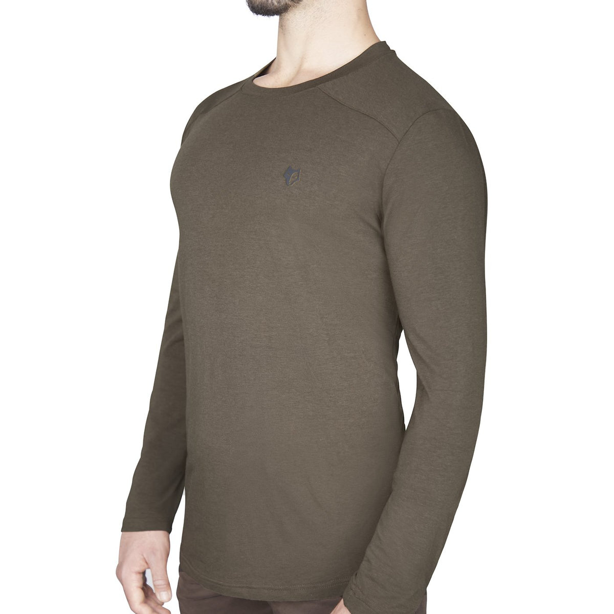 Eine Person trägt vor einem schlichten weißen Hintergrund ein Hillman 1UL Langarmshirt in Olivgrün aus atmungsaktiver Bambusfaser. Das Shirt trägt ein kleines Logo auf der Brust, der Kopf ist nicht sichtbar.