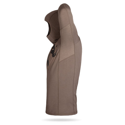 Seitenansicht des Hillman 3ML Jagd Hoodies, einem braunen, kurzärmeligen Kapuzenpullover aus Merinowolle mit schwarzer Frontgrafik auf weißem Hintergrund. Die Kapuze ist hochgezogen, um die einzigartige SYNERTECH™-Technologie hervorzuheben, die Form und Design unterstreicht.