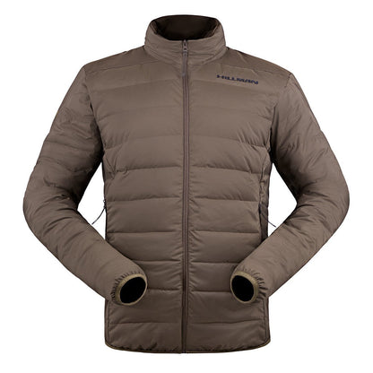 Die Hillman 4IL Winter Daunenjacke, eine leichte, wattierte Jacke in Braun, bietet hervorragenden Kälteschutz mit hohem Kragen und durchgehendem Frontreißverschluss. Sie verfügt über dezente horizontale Nähte, seitliche Reißverschlusstaschen und das Markenlogo auf der linken Brustseite – perfekt für Jagdbekleidung.
