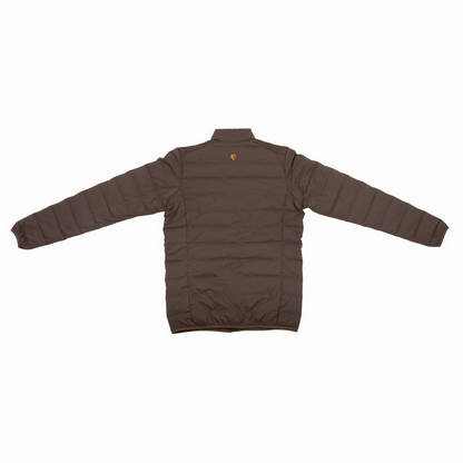Rückansicht einer Hillman 4IL Winter Daunenjacke in Braun mit verlängerten Ärmeln, einem kleinen gestickten Logo am Kragen und einem Steppmuster. Diese schlichte, minimalistische Jacke eignet sich perfekt zur Kälteisolation an kühlen Tagen.