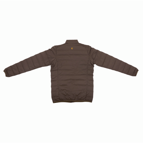 Rückansicht einer Hillman 4IL Winter Daunenjacke in Braun mit verlängerten Ärmeln, einem kleinen gestickten Logo am Kragen und einem Steppmuster. Diese schlichte, minimalistische Jacke eignet sich perfekt zur Kälteisolation an kühlen Tagen.
